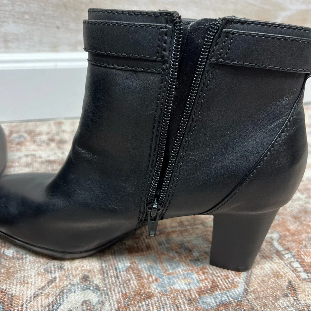 Clarks Kalea Gilliian Booties Womens 10M Black Leather Block Heel Side Zip Boots